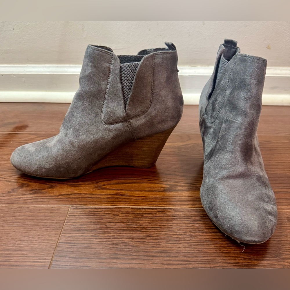 Report | Gray Suede Women’s Ankle Booties | Size 7 - Picture 4 of 6